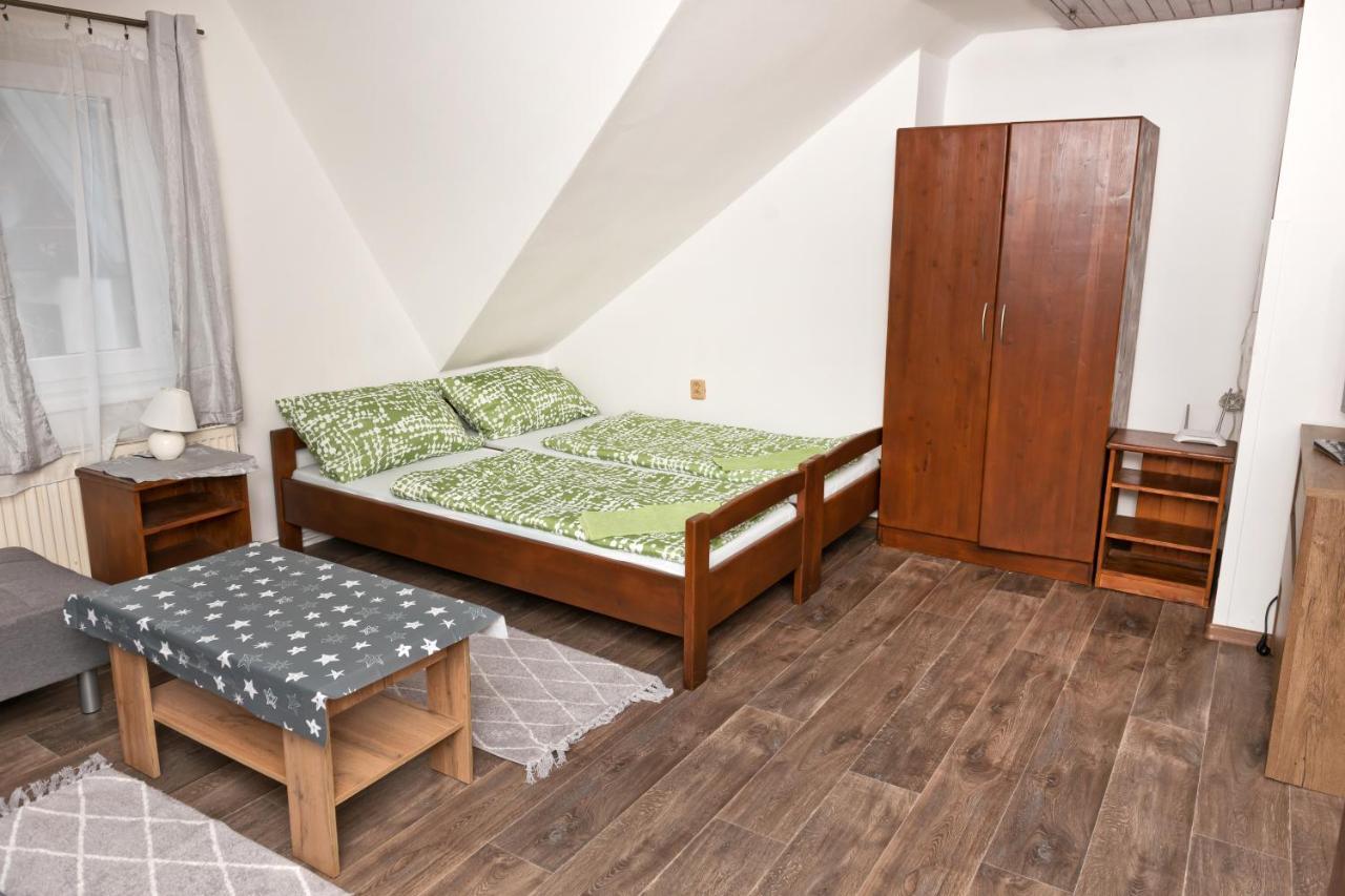 Penzion Pod Svahem Zelezna Ruda Bagian luar foto
